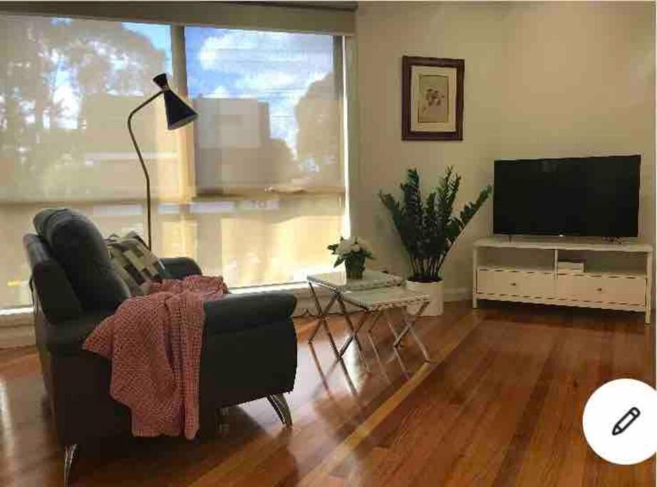 Design Bright Cosy Townhouse Between Airport &City — 4-Star Luxury Hotel in Melbourne, Australia