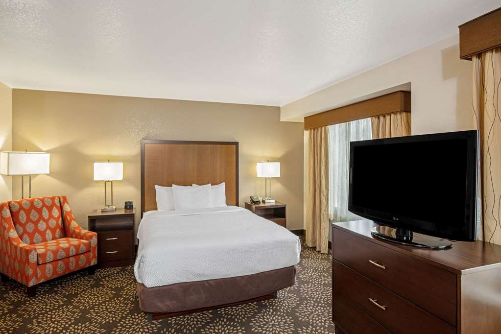 La Quinta Inn & Suites by Wyndham Las Vegas Red Rock - photo 13