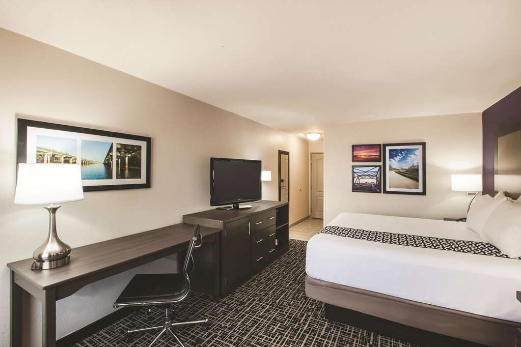 La Quinta Inn & Suites by Wyndham Walker Denham Springs - photo 9