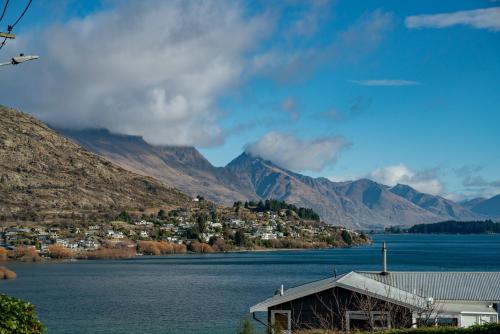 Frankton Arm Vista Queenstown Holiday Home — 4-Star Luxury Hotel in Queenstown, New Zealand