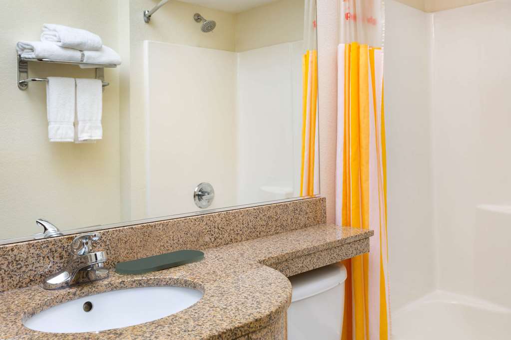La Quinta Inn & Suites by Wyndham Tulare - photo 28