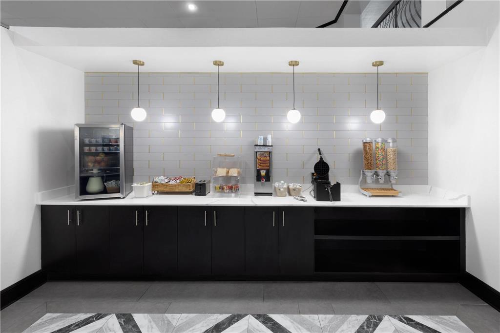 La Quinta Inn & Suites by Wyndham Houston Bush IAH South - photo 34