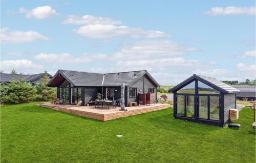 3 Bedroom Cozy Home In Aakirkeby — 5-Star Luxury Hotel in Akirkeby, Denmark