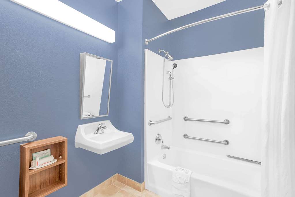 Microtel Inn & Suites by Wyndham Chili Rochester Airport - photo 12