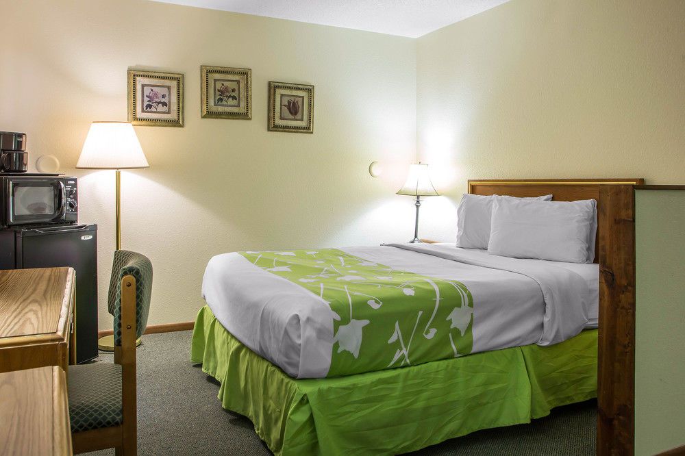 Econo Lodge Inn and Suites Dubuque - photo 7