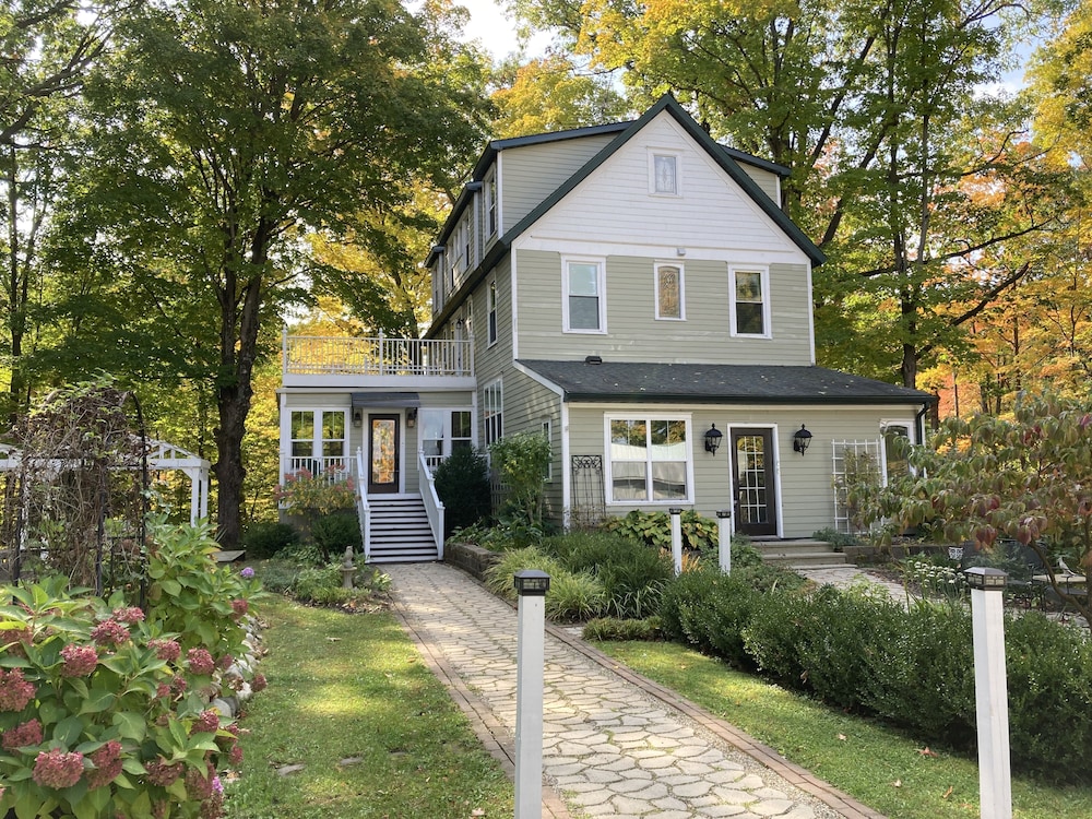Vintage Inn at Veritas Estate — hotel in South Haven
