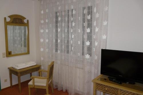 Hotel Kreuzbruchhof und Munitionsmuseum Armin Bickel — Burg Stargard — photo 5