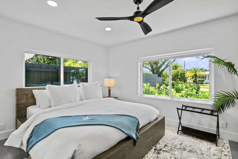 Stunning Poolside Luxury Retreat - photo 5