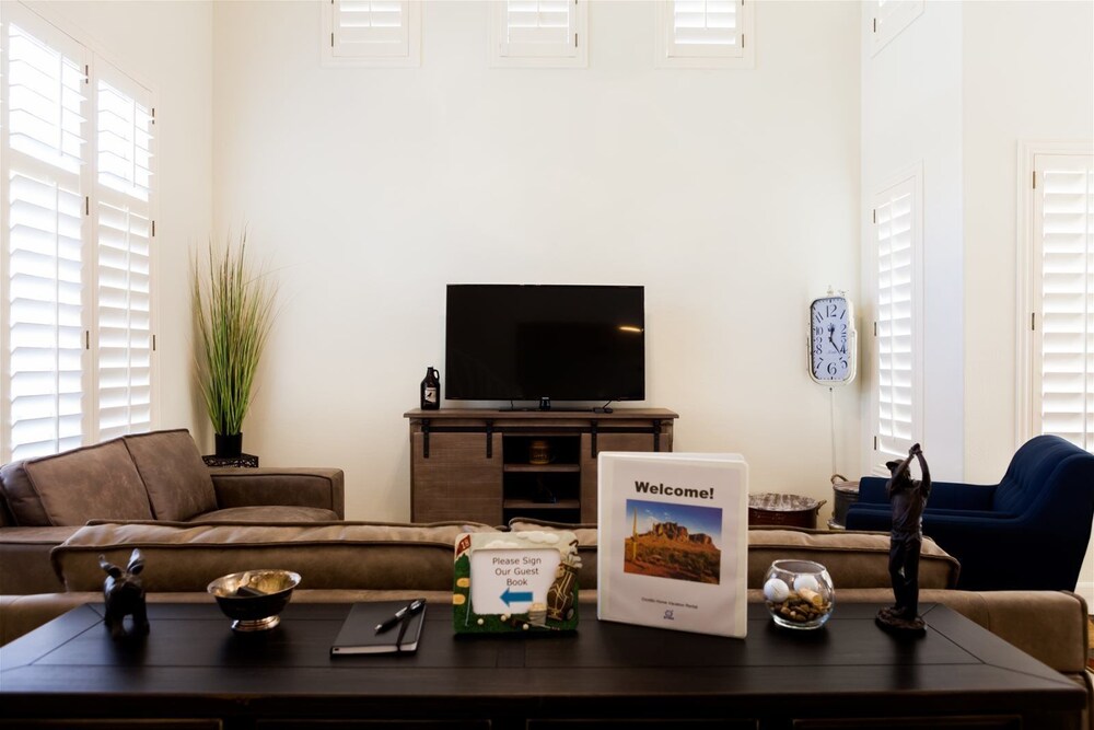 Gated Ocotillo house pool heater BBQ golf views — 4-Star Luxury Hotel in Chandler, United States