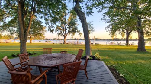 Lake Of The Woods Sunset Shore — 4-Star Luxury Hotel in Bremen, United States