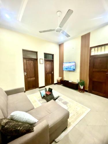 E&E Holiday Apartment — 4-Star Luxury Hotel in Dar Es Salaam, Tanzania