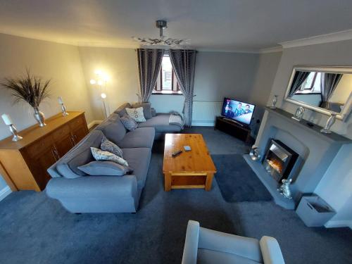 The Farm House Modern spacious 2 bedroom home at Tong road Leeds perfect for contractors free secure parking — 4-Star Luxury Hotel in Leeds, United Kingdom