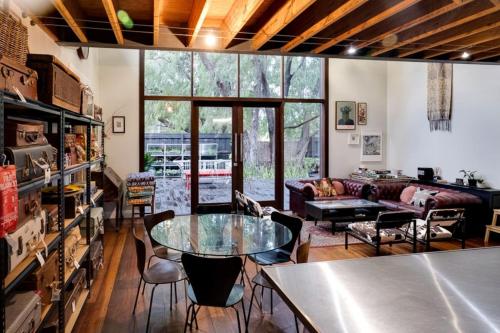 The Bach Stylish Abode in Central Busselton — carbon neutral stay, Busselton