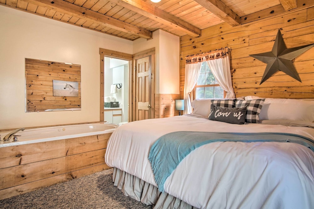 Rustic Rothbury Cabin with Resort Amenity Access - photo 7
