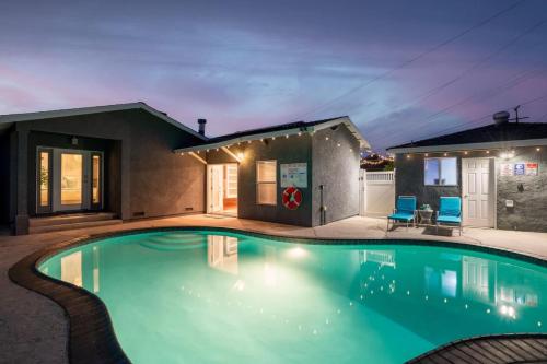 Coastal Lagoon Pool Heating Games Air Hockey in Long Beach, United States