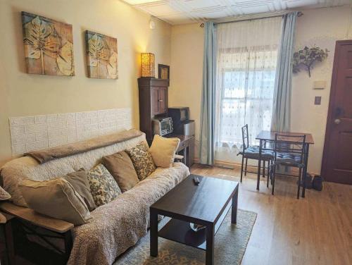 Uptown area Cozy king Suite quiet and private free parking walk to restaurants — 4-Star Luxury Hotel in Charlotte, United States