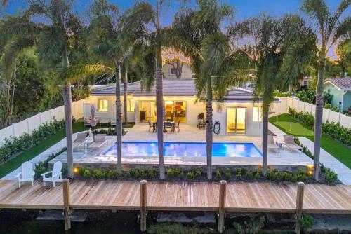Lakefront Family Fun Home with Private Dock 3BR 2B — 4-Star Luxury Hotel in Fort Lauderdale, United States