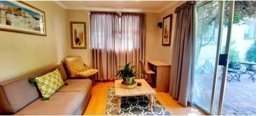 Home On Uitvlugt Peaceful leafy garden flat with sunny lounge