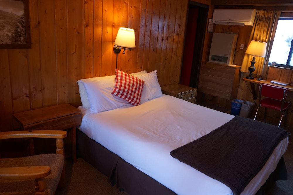 Foot of the Mountain Motel - photo 21