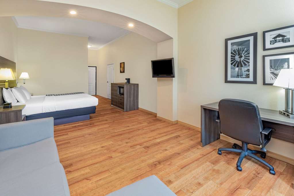 La Quinta Inn & Suites by Wyndham Garland Harbor Point - photo 36