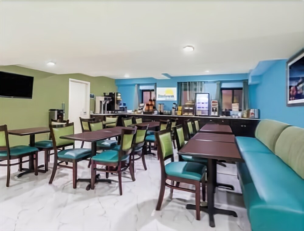 Days Inn & Suites by Wyndham Jamaica JFK Airport - photo 14