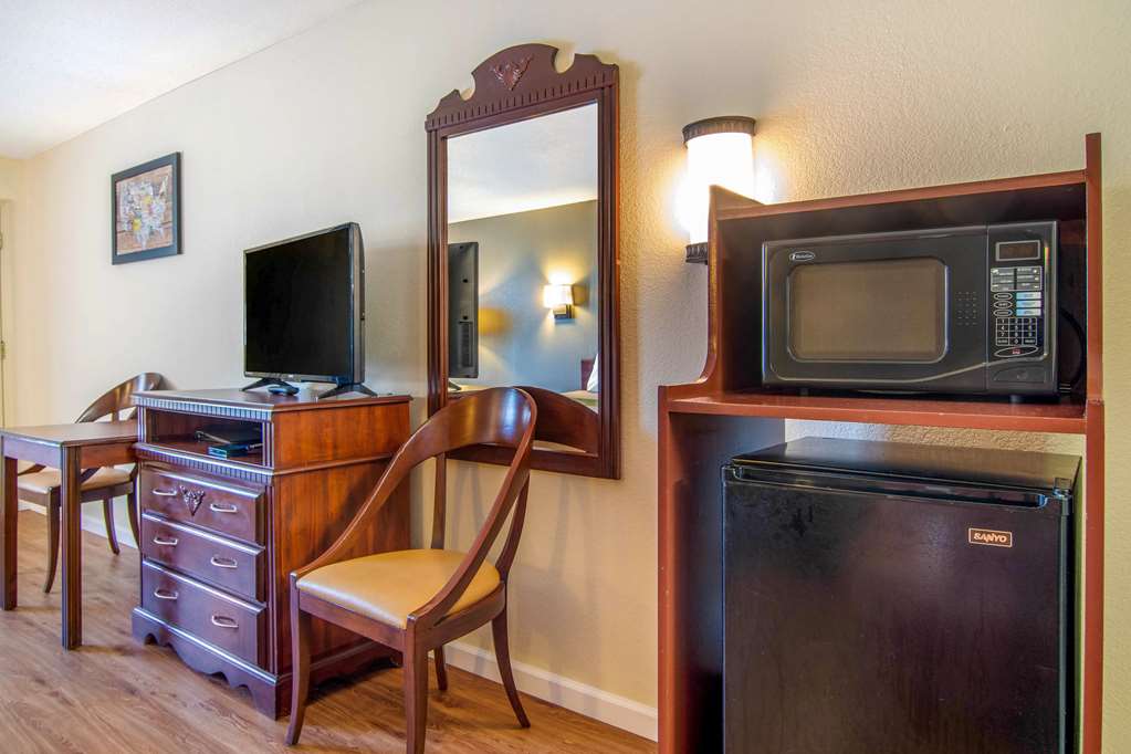 Econo Lodge Inn & Suites near Chickamauga Battlefield - photo 12