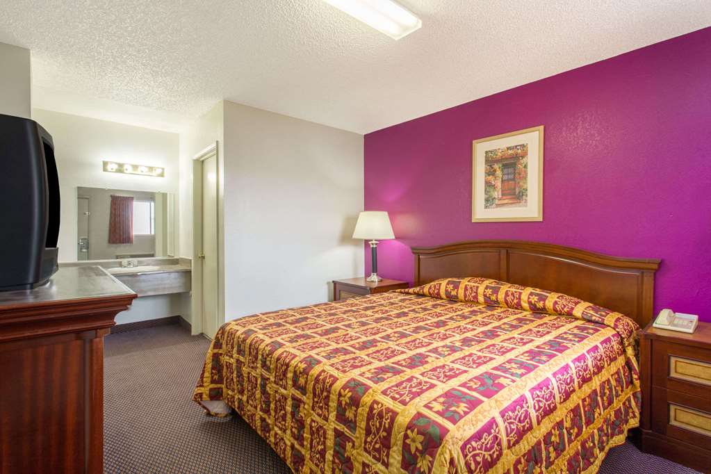 Knights Inn Phoenix at N Black Canyon Hwy - photo 3