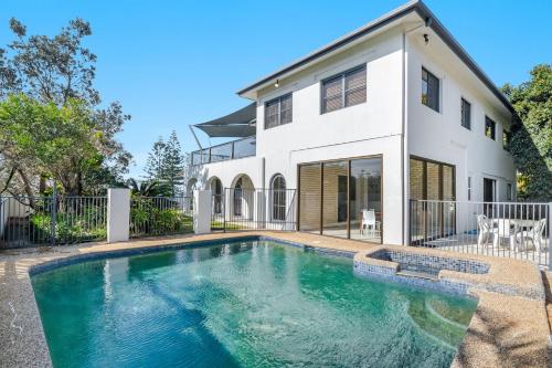 Beachfront Beach Break 1 Byron Bay Holiday Apartment with Pool 3 Bedrooms Beach Access & Parking — 4-Star Luxury Hotel in Byron Bay, Australia