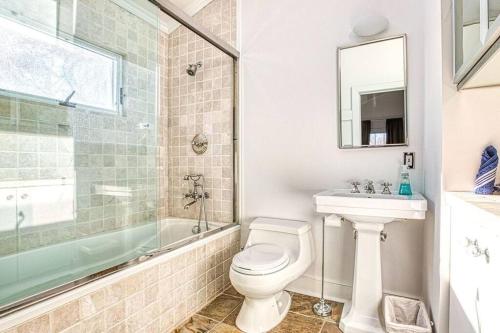 Share a bathroom for a fee — hotel in East Hampton
