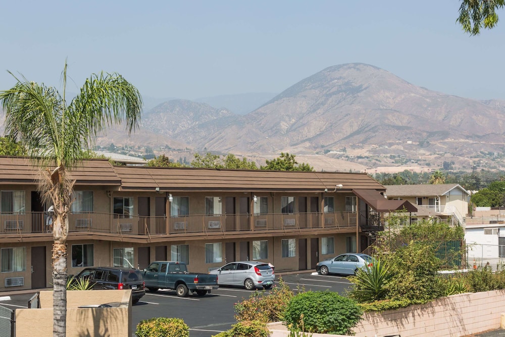 Days Inn by Wyndham San Bernardino - photo 15