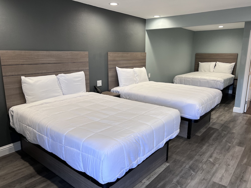 Surf City Inn and Suites - photo 14