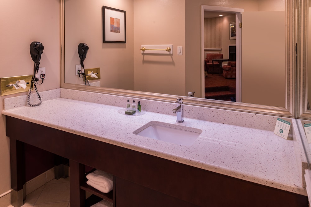 Inn of the Dove Romantic Suites with Jetted Tub & Fireplace - photo 53