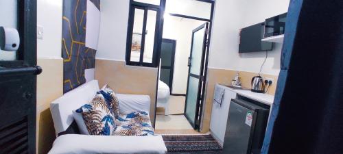 305 Budget Studio SQ Gym Pool Office Lounge
