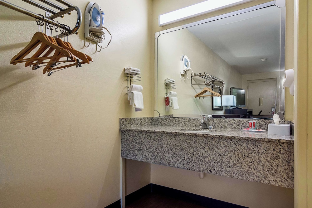 Econo Lodge Research Triangle Park - photo 16