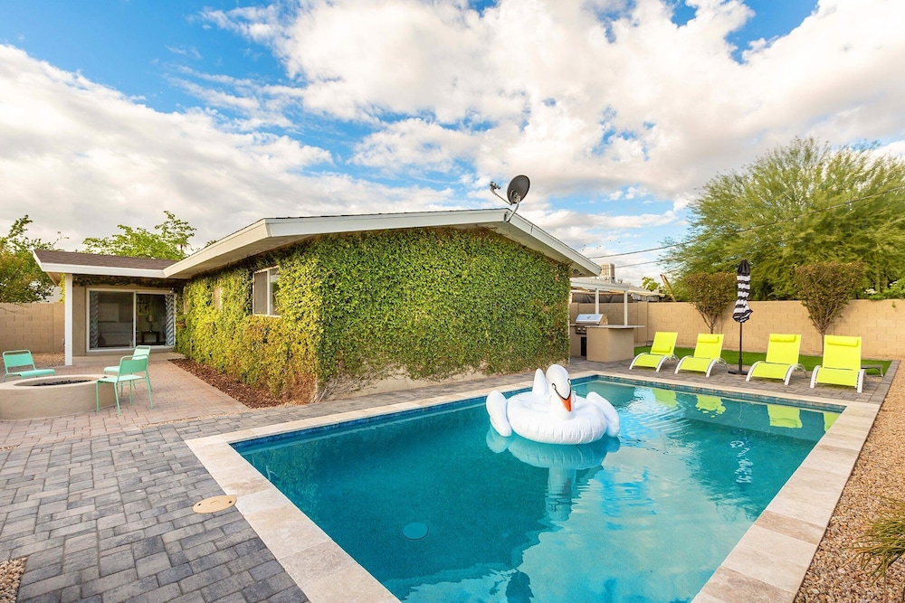 Sunhaven Private Heated Pool Walk to Old Town in Scottsdale, United States