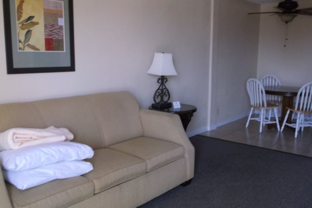 Days Inn & Suites by Wyndham Lake Okeechobee - photo 30