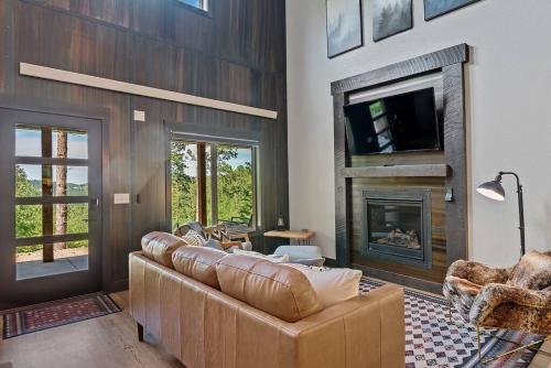 High Mountain Rustic Cabin Hot Tub Game Loft — 4-Star Luxury Hotel in Lead, United States