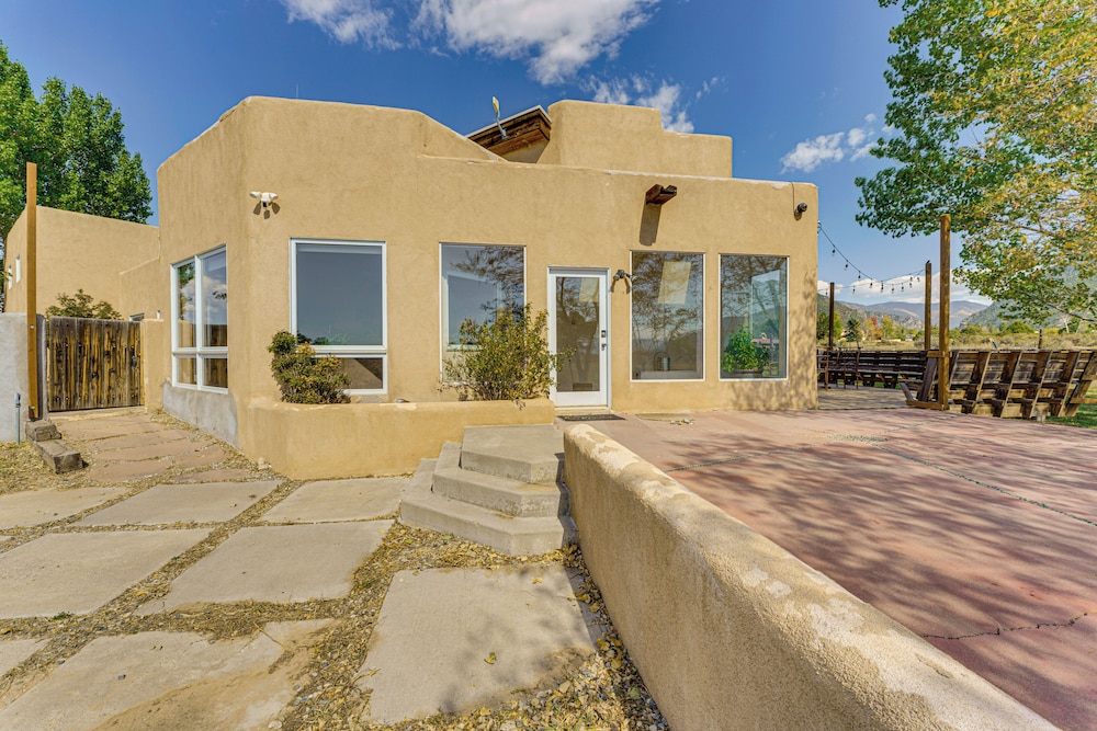 10 Mi to Taos Ski Valley: Mtn view Duplex w Deck — hotel in Arroyo Seco