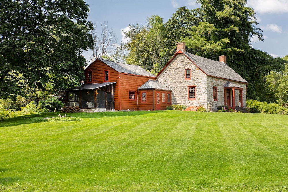 1735 Stone Farmhouse — 4-Star Luxury Hotel in Albany, United States
