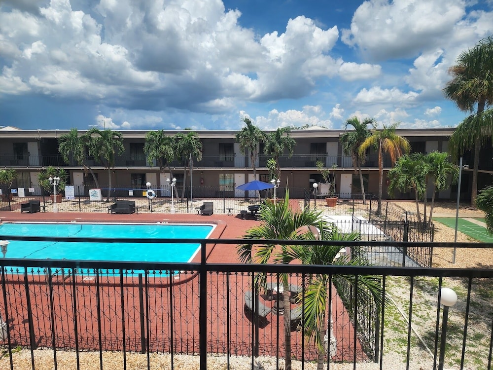 Super 8 by Wyndham St. Petersburg - photo 6