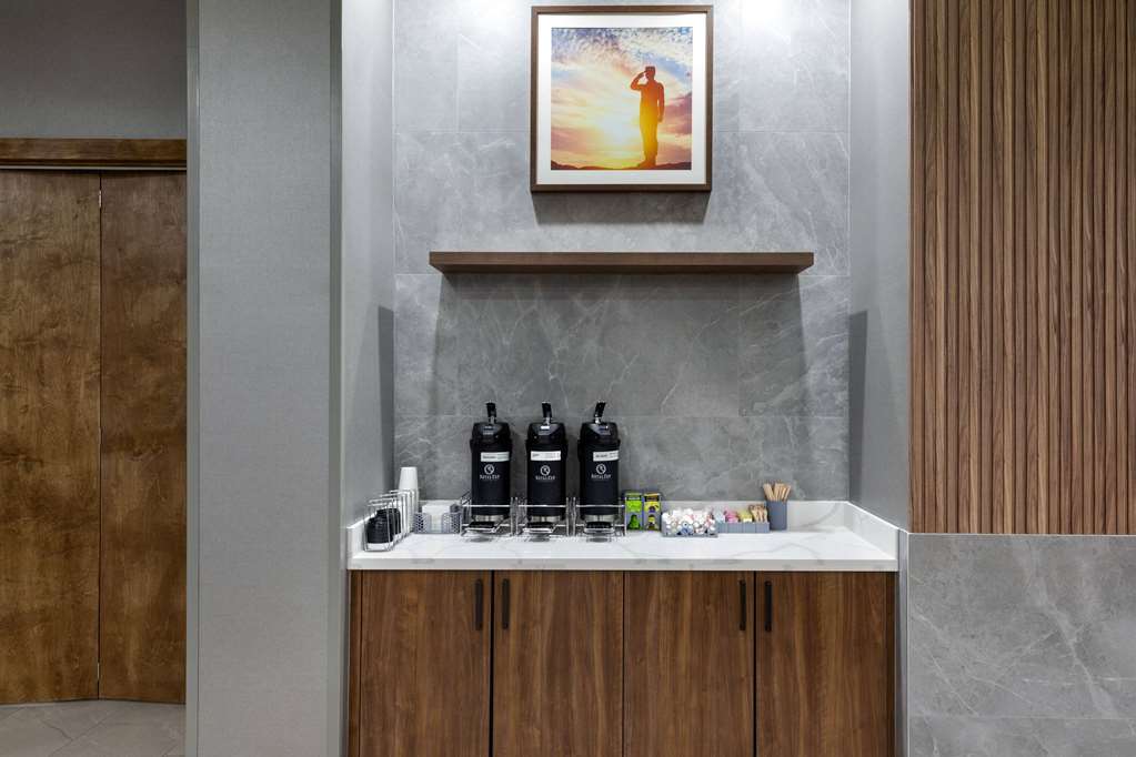 La Quinta Inn & Suites by Wyndham San Antonio at the RIM - photo 37
