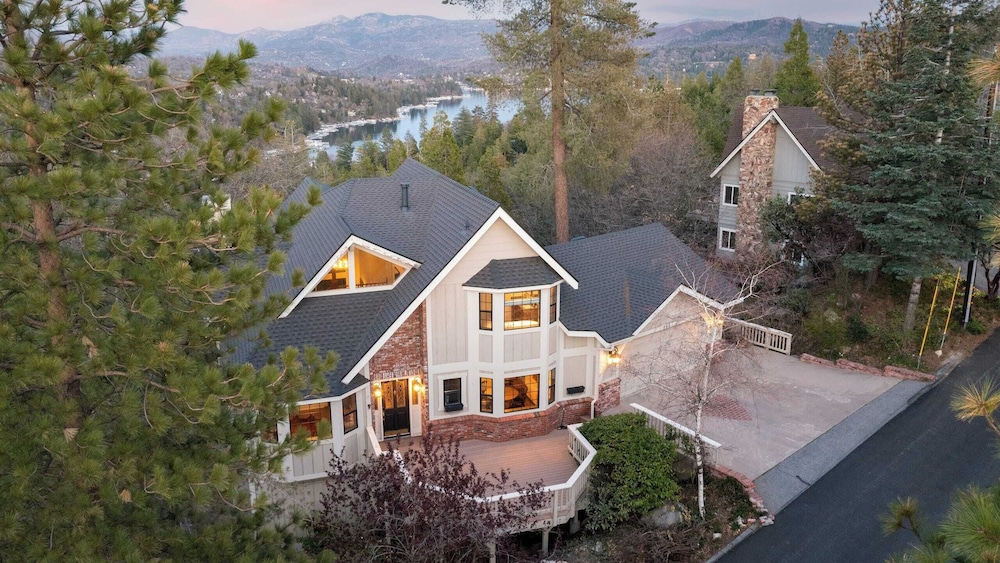 Pollock by Avantstay Stunning Views w Movie Room Hot Tub Game Room & Large Balcony in Lake Arrowhead, United States