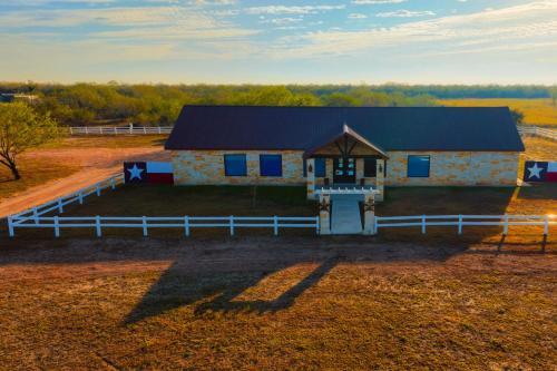 Lone Star Luxury Ranch 4 Bed 3 Bath Swimming Pool Grill Washer Dryer WiFi — 4-Star Luxury Hotel in Edinburg, United States