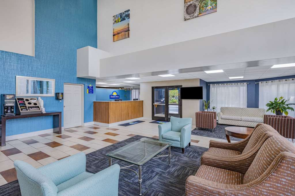 Days Inn & Suites by Wyndham Savannah Midtown - photo 6