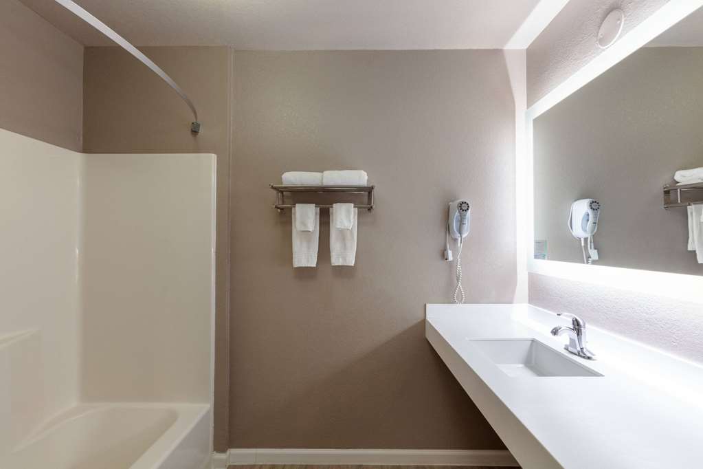 Super 8 by Wyndham St. Regis - photo 30