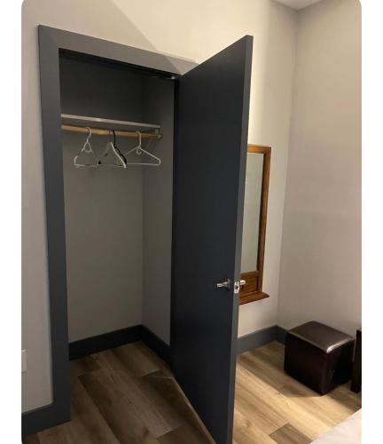 Cozy Room - carbon neutral hotel in Newark