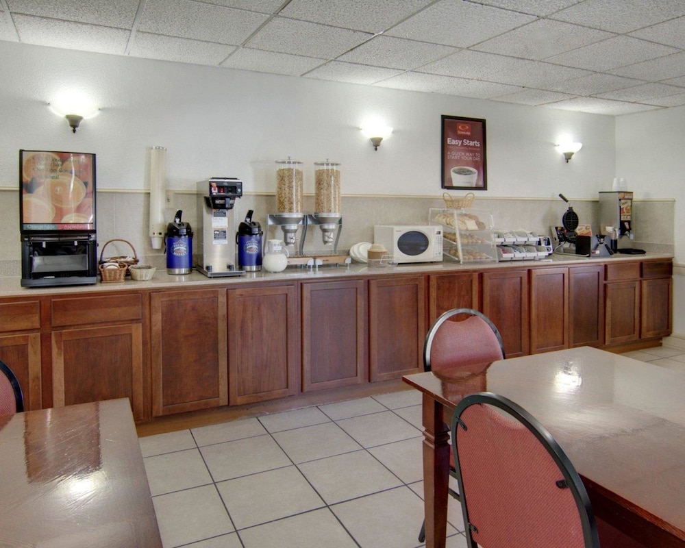 Econo Lodge & Conference Center - photo 20