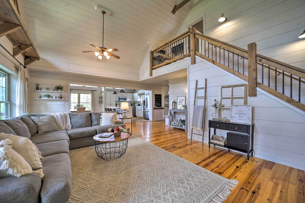 Deck And Fire Pits Lake Toxaway Getaway — hotel in Highlands