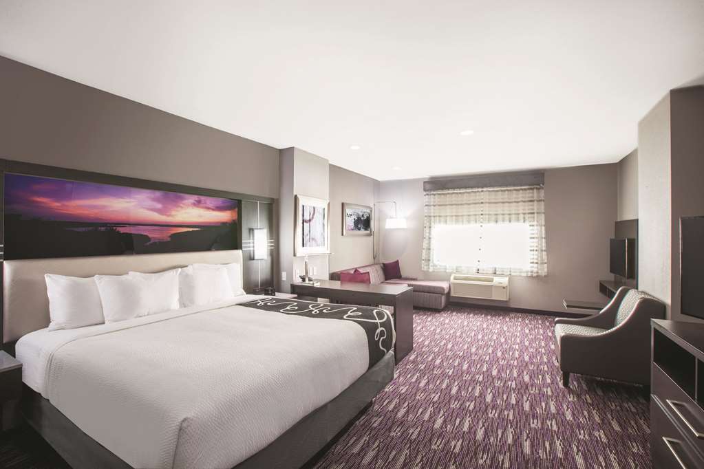 La Quinta Inn & Suites by Wyndham Kingsville - photo 24