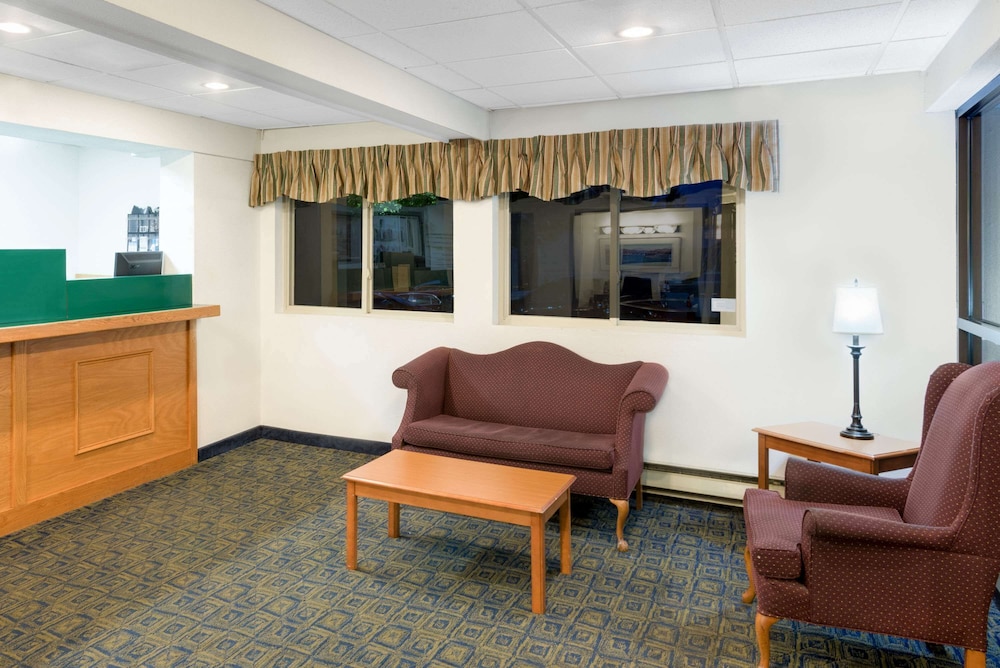 Super 8 by Wyndham Kingston - photo 20
